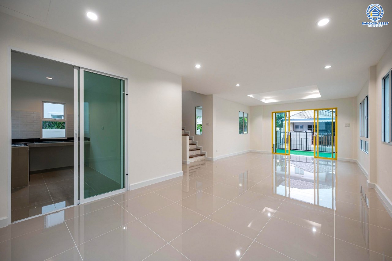 บ้านมือสองตกแต่งใหม่ โครงการ ชวนชื่นโมดัส แจ้งวัฒนะ เนื้อที่ 51.6 ตร.ว. ฟังก์ชัน 3 ห้องนอน 3 ห้องน้ำ จอดรถได้ 2 คัน รองรับทุกการอยู่อาศัย บนทำเลเดินทางเข้า-ออกเมืองสะดวก เชื่อมต่อถนนเลี่ยงเมืองปากเกร็ด, ถนนแจ้งวัฒนะ, ถนนติวานนท์ ใกล้รถไฟฟ้าสายสีชมพู "สถานีเลี่ยงเมืองปากเกร็ด" ทางด่วน "แจ้งวัฒนะ" และเซ็นทรัล แจ้งวัฒนะ